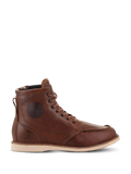 Zapatos Alpinestars Oscar Monty V2, botas de moto de cuero marrón, suela de cuña blanca, puntera moc toe, detalle circular grabado en el tobillo, calzado urbano heritage para montar