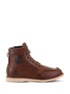 Zapatos Alpinestars Oscar Monty V2, botas de moto de cuero marrón, suela de cuña blanca, puntera moc toe, detalle circular grabado en el tobillo, calzado urbano heritage para montar