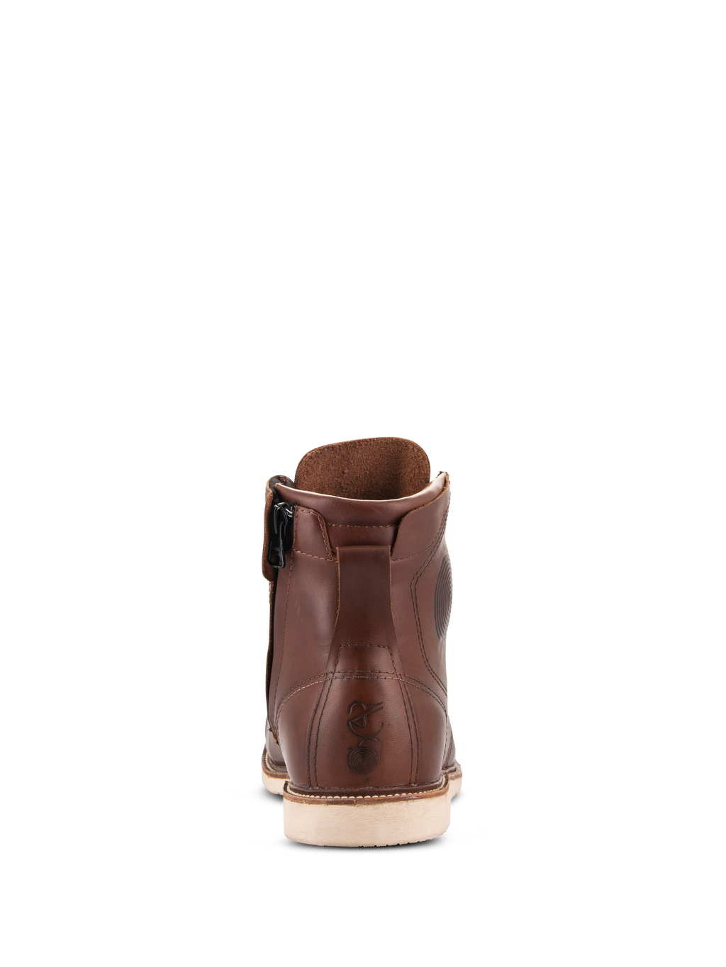 Zapatos Alpinestars Oscar Monty V2, zapato de cuero marrón para motociclismo, vista trasera con suela de cuña blanca y cremallera medial, logotipo Oscar grabado en el talón, diseño de calzado urbano de inspiración clásica