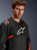 Alpinestars T-SPS Air V2, chaqueta de moto de malla para hombre, negra y roja flúor, Tech-Air® Ready, usada por un modelo.