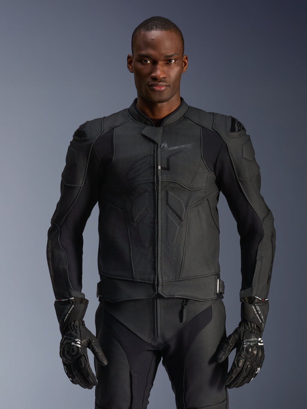 Alpinestars Dusk Airflow Leather Jacket, chaqueta de moto de cuero negra, cuero perforado con acolchado protector en los hombros, diseño ajustado, usada con guantes blindados negros a juego