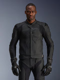 Alpinestars Dusk Airflow Leather Jacket, chaqueta de moto de cuero negra, cuero perforado con acolchado protector en los hombros, diseño ajustado, usada con guantes blindados negros a juego