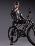 Jersey Alpinestars A-Dura Ride Camo de manga larga negro con logo naranja, ciclista de montaña en estudio.