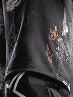 Pantalones cortos A-Dura Ride en camuflaje negro con logotipo naranja Alpinestars y tejido elástico duradero para MTB.