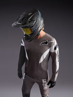 Maillot A-Supra Elite gris degradado, tejido microperforado ligero con gráficos de competición y logotipo ASTARS.