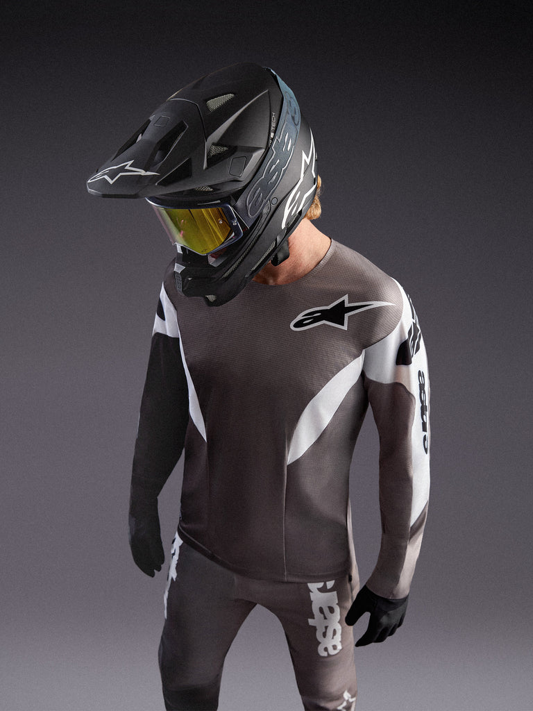 Maillot A-Supra Elite gris degradado, tejido microperforado ligero con gráficos de competición y logotipo ASTARS.