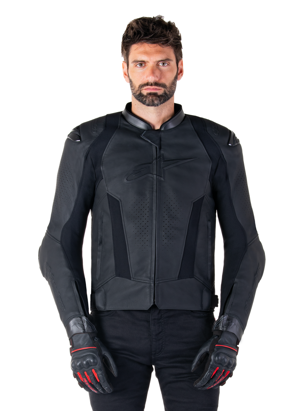 Chaqueta de cuero Alpinestars Missile V3, chaqueta negra de competición para moto, vestida por un modelo con pantalones y guantes negros a juego, con cuero perforado para ventilación, deslizadores externos en los hombros y diseño deportivo aerodinámico