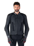 Chaqueta de cuero Alpinestars Missile V3, chaqueta negra de competición para moto, vestida por un modelo con pantalones y guantes negros a juego, con cuero perforado para ventilación, deslizadores externos en los hombros y diseño deportivo aerodinámico