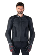 Chaqueta de cuero Alpinestars Missile V3, chaqueta negra de competición para moto, vestida por un modelo con pantalones y guantes negros a juego, con cuero perforado para ventilación, deslizadores externos en los hombros y diseño deportivo aerodinámico