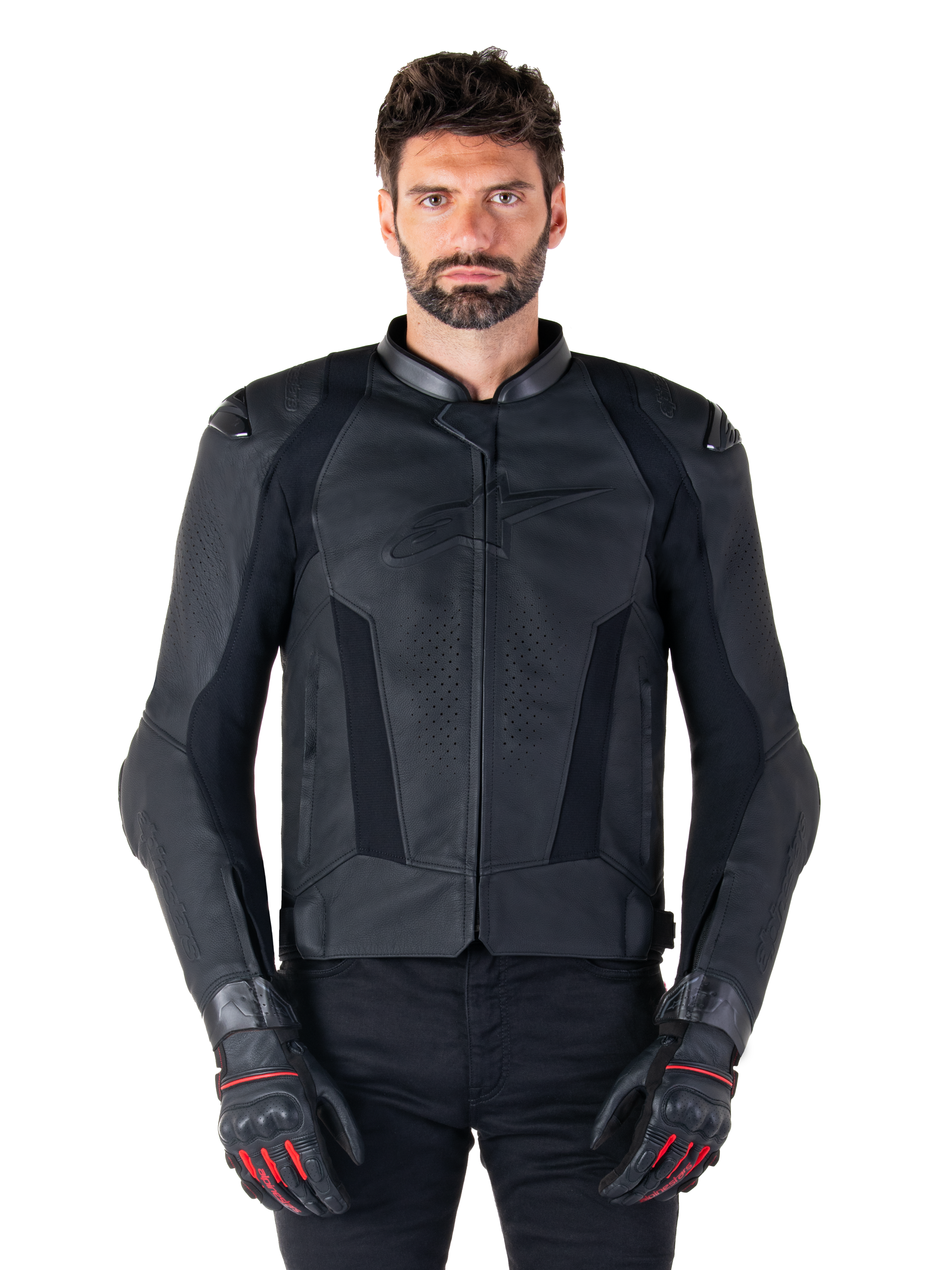 Chaqueta de cuero Alpinestars Missile V3, chaqueta negra de competición para moto, vestida por un modelo con pantalones y guantes negros a juego, con cuero perforado para ventilación, deslizadores externos en los hombros y diseño deportivo aerodinámico