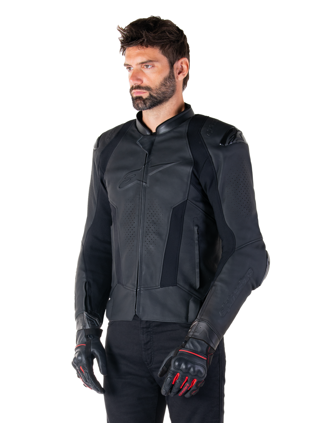 Piloto usando la chaqueta de cuero Alpinestars Missile V3 en negro, de cuero bovino premium con paneles perforados en el pecho y protectores externos DFS en los hombros, combinada con pantalones negros y guantes de carreras en negro y rojo.