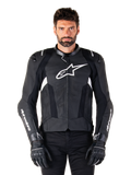 Chaqueta de cuero Alpinestars Missile V3, negra con logotipos blancos, usada por un modelo con guantes de conducción negros, chaqueta de carreras de motociclismo de cuero premium con paneles de ventilación perforados y características de alto rendimiento