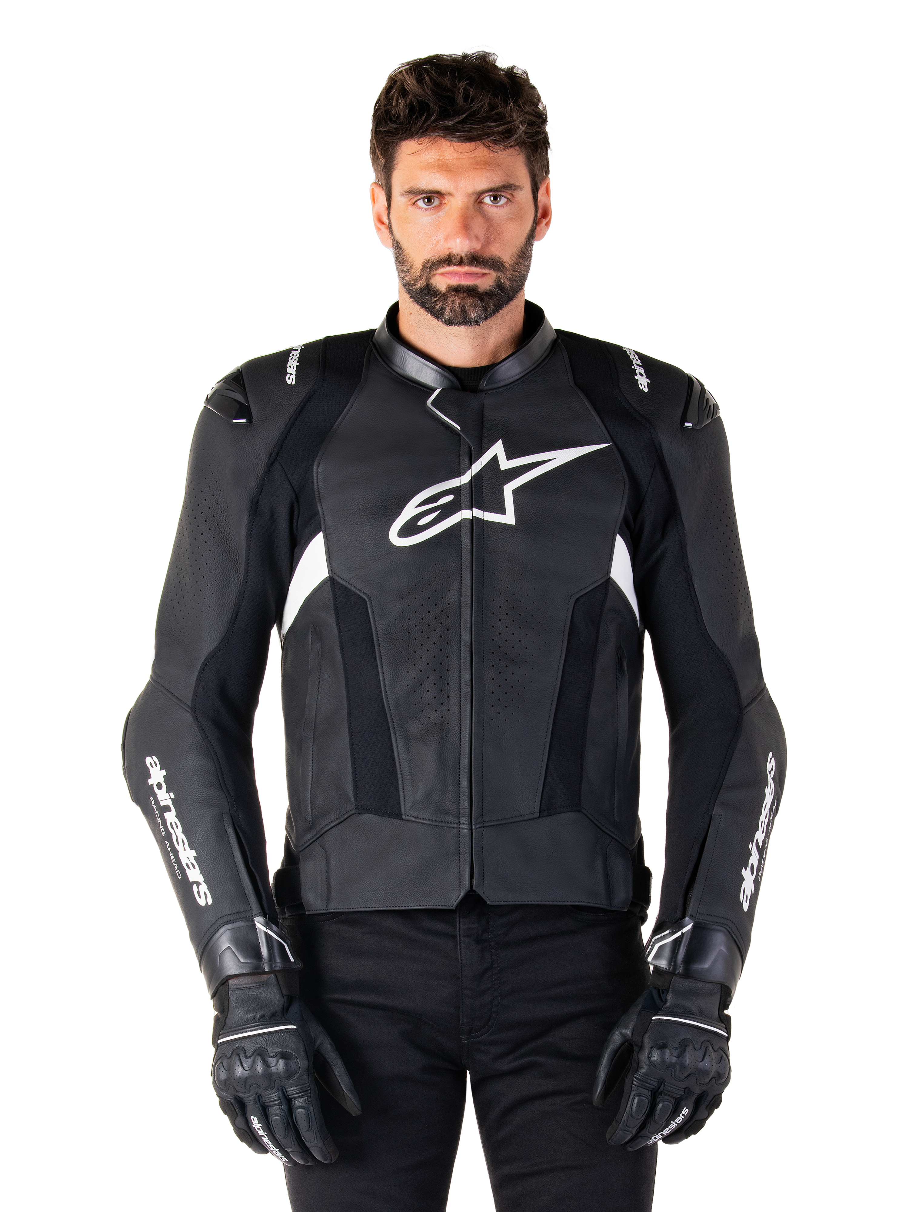 Chaqueta de cuero Alpinestars Missile V3, negra con logotipos blancos, usada por un modelo con guantes de conducción negros, chaqueta de carreras de motociclismo de cuero premium con paneles de ventilación perforados y características de alto rendimiento
