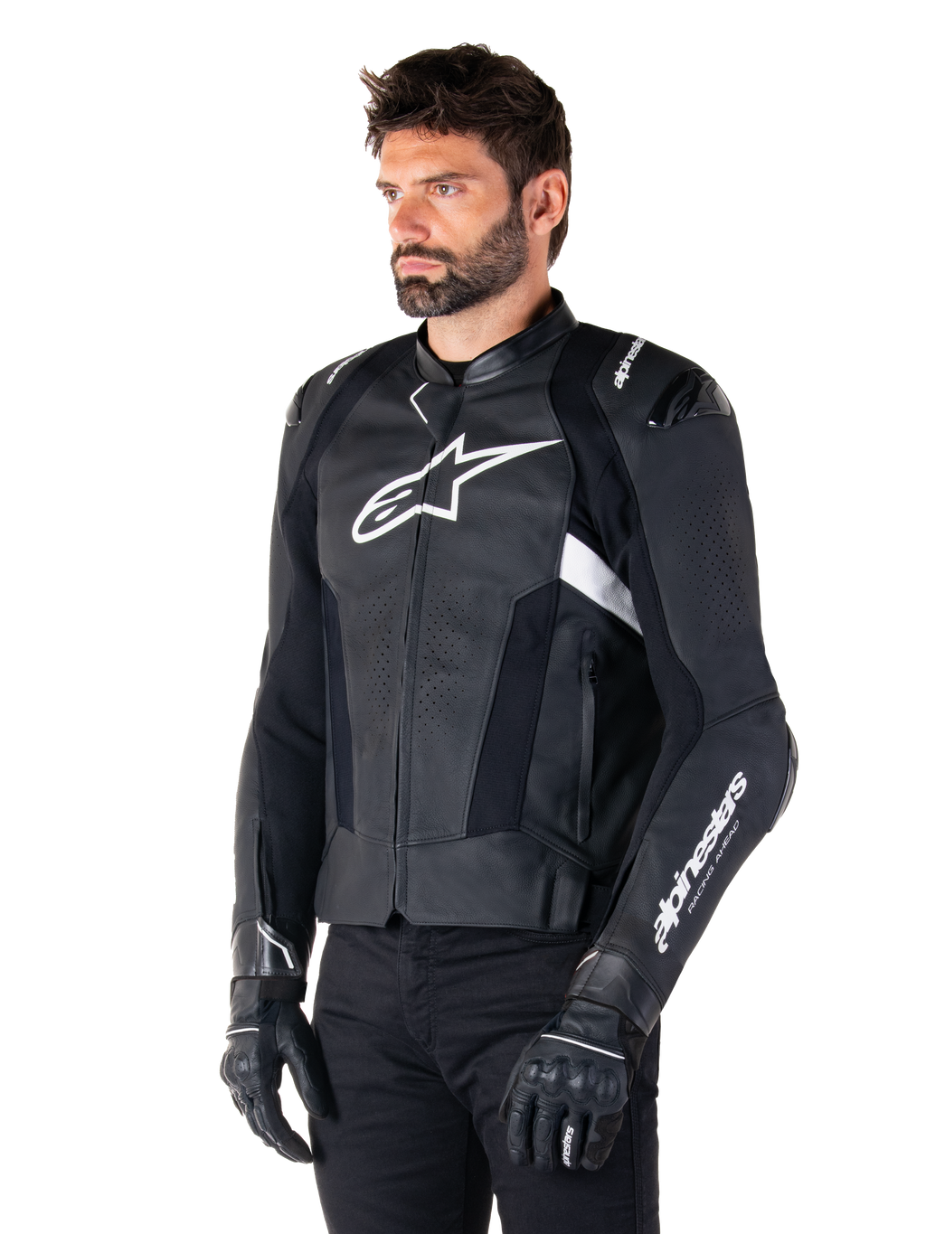 Chaqueta de cuero Alpinestars Missile V3, en color negro y blanco, usada por un hombre con guantes de moto negros, con un logotipo de Alpinestars blanco prominente en el pecho, deslizadores externos en los hombros y paneles perforados para un estilo inspirado en las carreras.