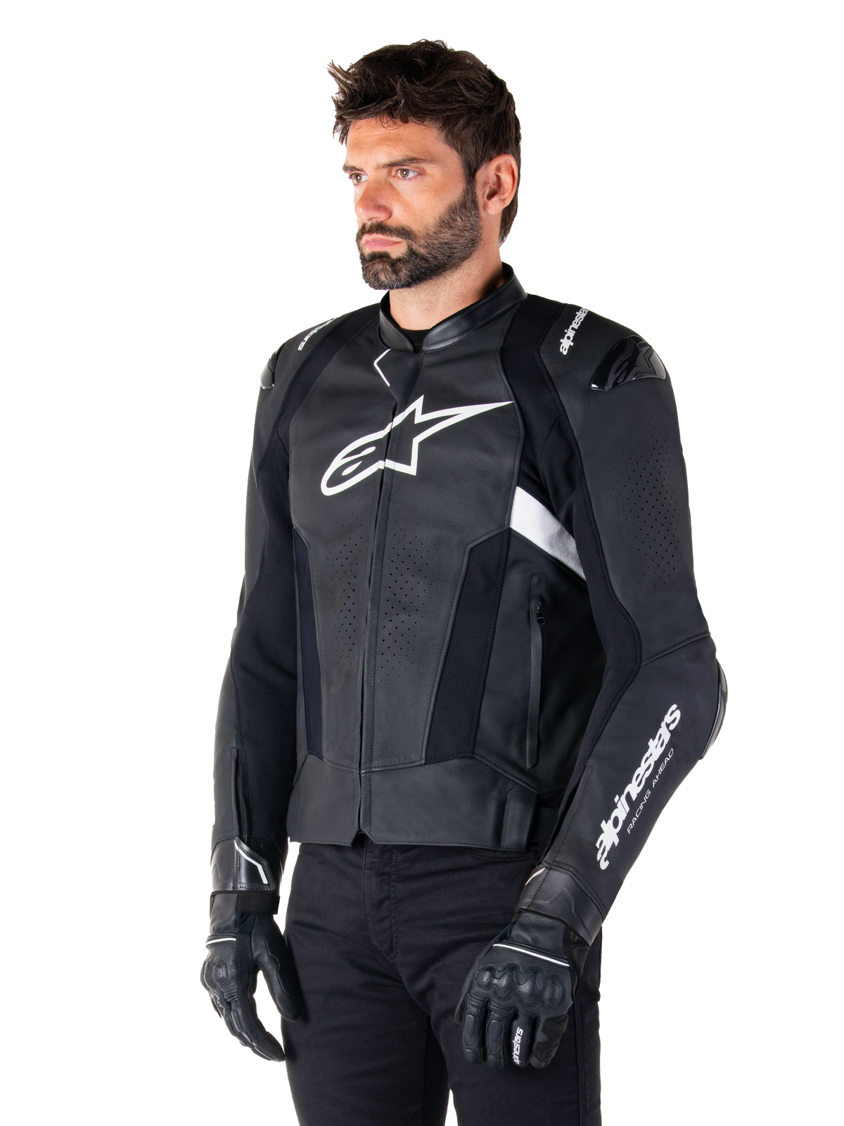 Chaqueta de cuero Alpinestars Missile V3, en color negro y blanco, usada por un hombre con guantes de moto negros, con un logotipo de Alpinestars blanco prominente en el pecho, deslizadores externos en los hombros y paneles perforados para un estilo inspirado en las carreras.