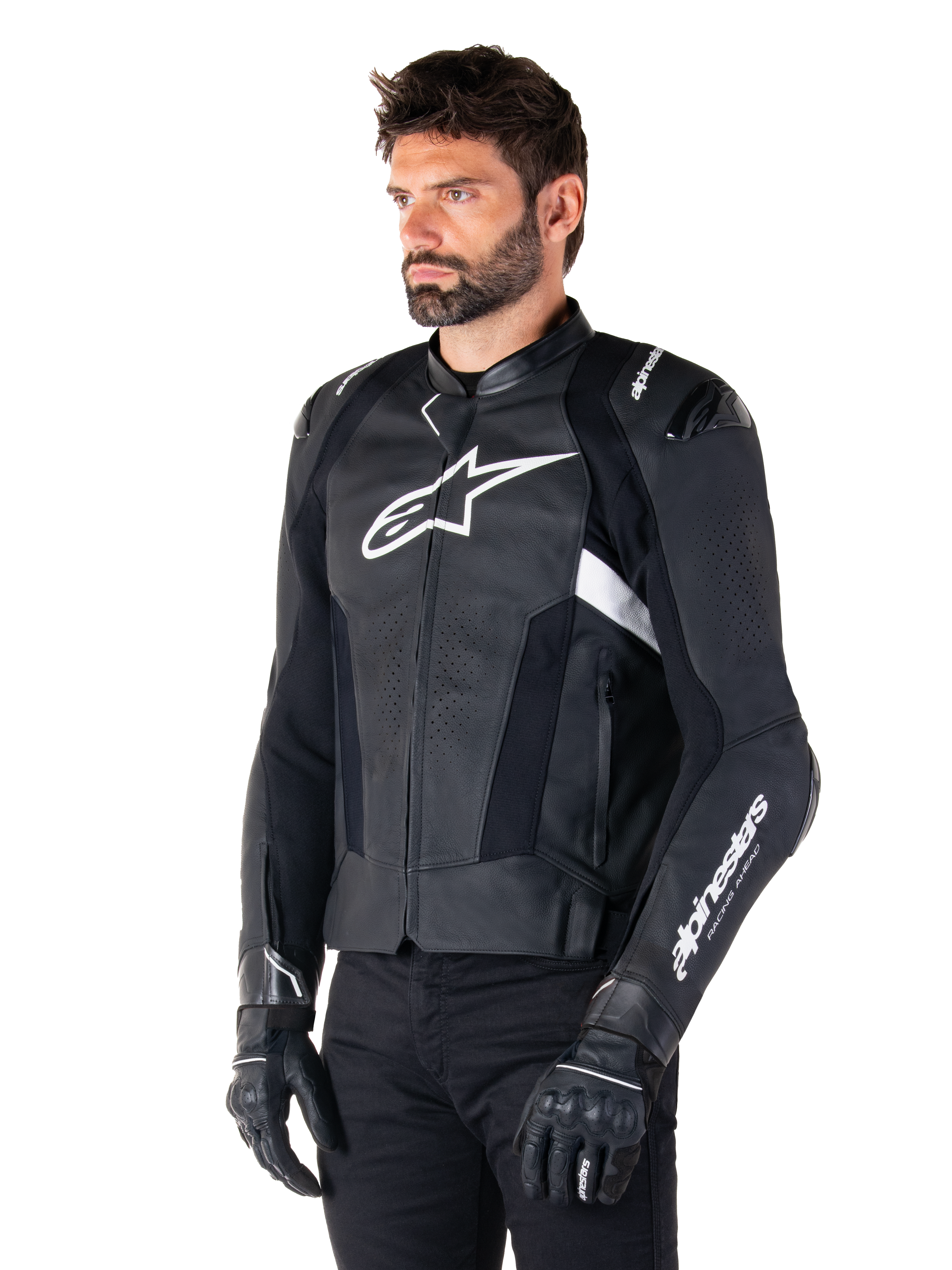Chaqueta de cuero Alpinestars Missile V3, en color negro y blanco, usada por un hombre con guantes de moto negros, con un logotipo de Alpinestars blanco prominente en el pecho, deslizadores externos en los hombros y paneles perforados para un estilo inspirado en las carreras.