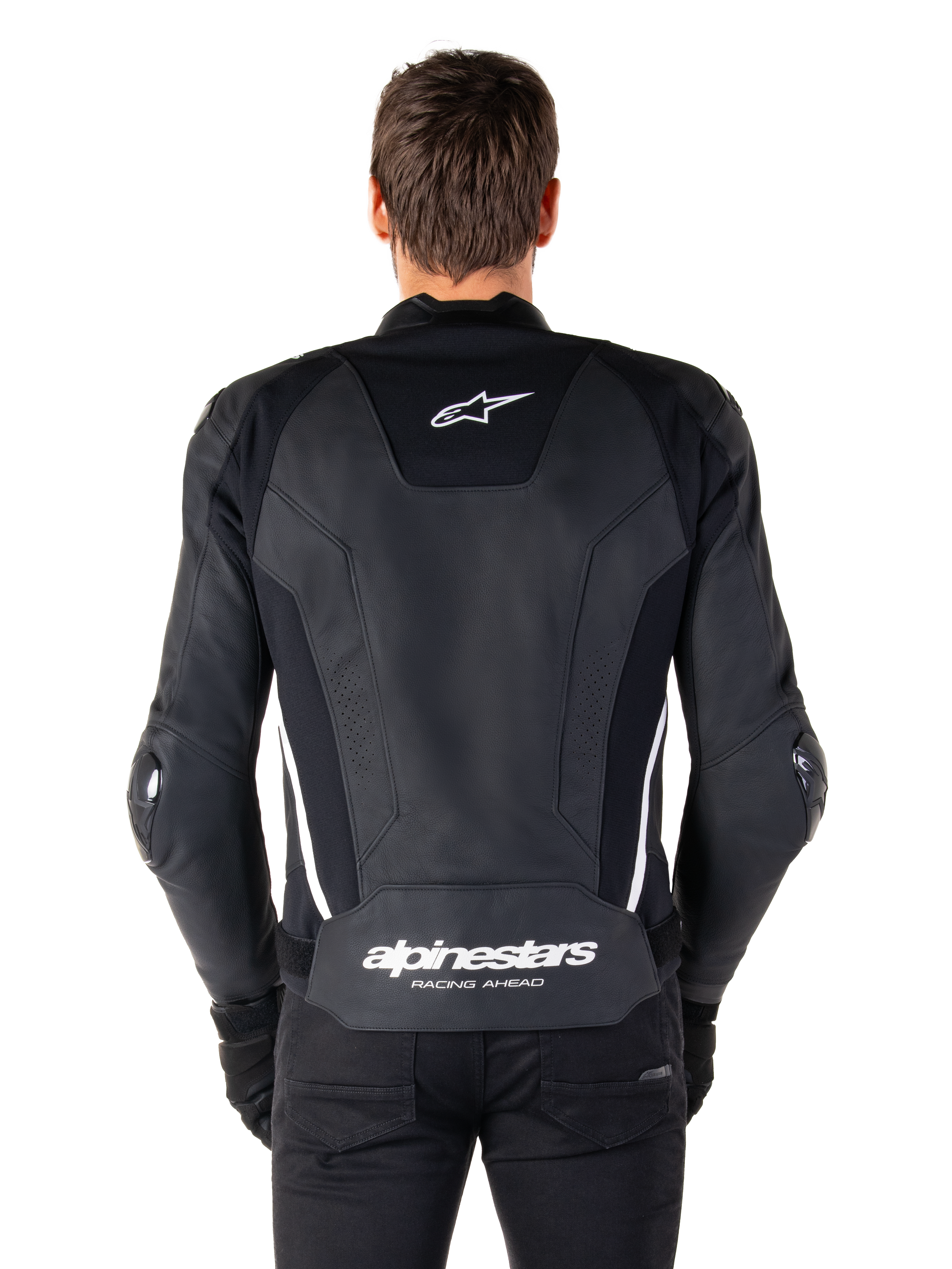 Vista posterior de la chaqueta de cuero Alpinestars Missile V3 en negro y blanco, con el logotipo de la estrella de Alpinestars en la parte superior de la espalda y la marca en la zona lumbar inferior, franjas verticales blancas y deslizadores externos en los codos, chaqueta deportiva de carreras de cuero premium.