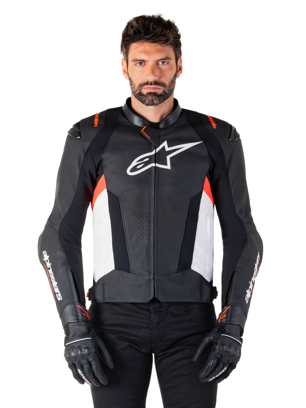 Alpinestars Missile V3 Leather Jacket, negro, blanco y rojo flúor, chaqueta deportiva de competición premium de cuero bovino, con logo blanco en el pecho y marca Alpinestars en las mangas, usada con guantes y pantalones de moto negros