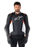 Alpinestars Missile V3 Leather Jacket, negro, blanco y rojo flúor, chaqueta deportiva de competición premium de cuero bovino, con logo blanco en el pecho y marca Alpinestars en las mangas, usada con guantes y pantalones de moto negros