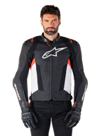 Alpinestars Missile V3 Leather Jacket, negro, blanco y rojo flúor, chaqueta deportiva de competición premium de cuero bovino, con logo blanco en el pecho y marca Alpinestars en las mangas, usada con guantes y pantalones de moto negros