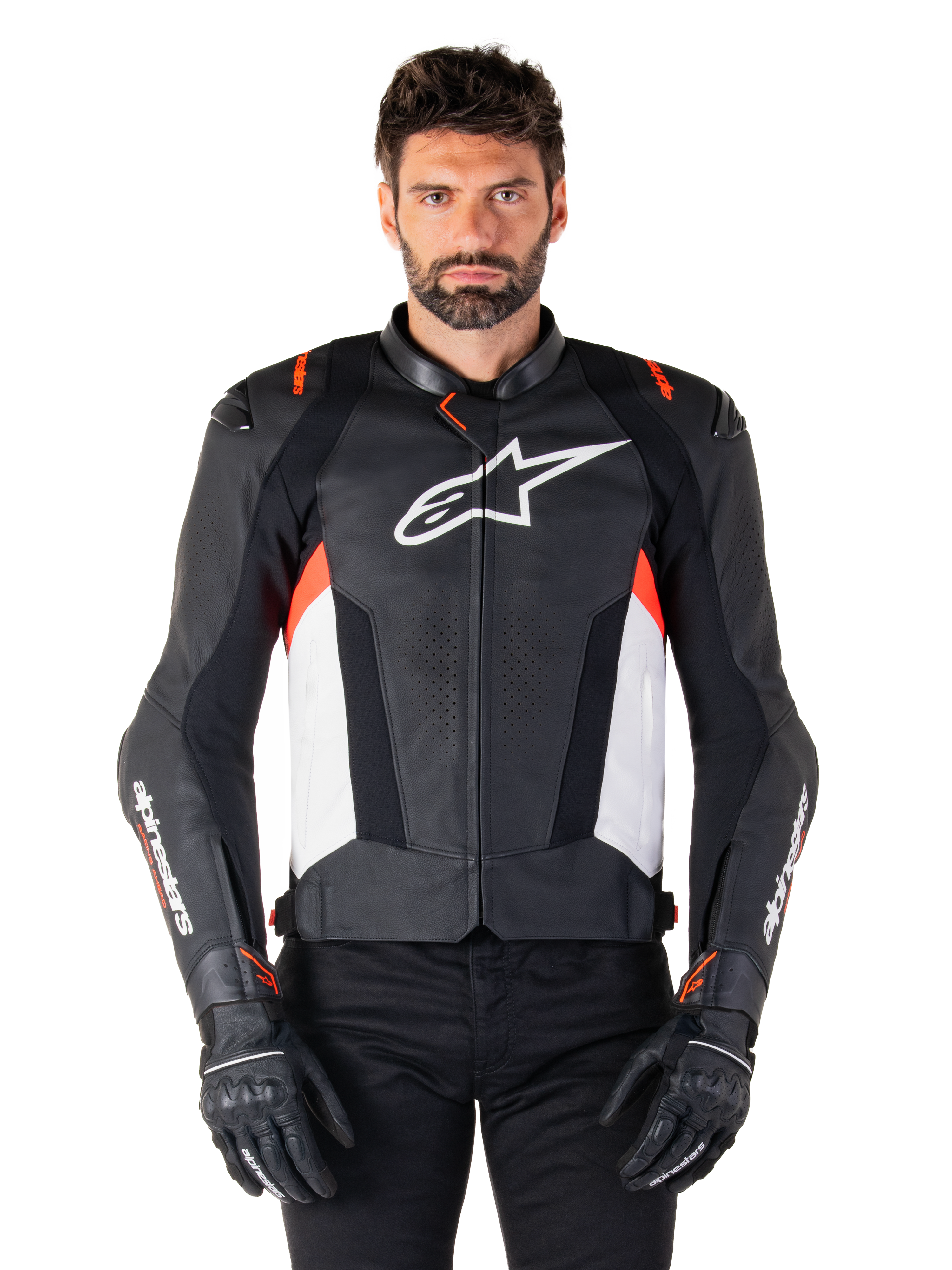 Alpinestars Missile V3 Leather Jacket, negro, blanco y rojo flúor, chaqueta deportiva de competición premium de cuero bovino, con logo blanco en el pecho y marca Alpinestars en las mangas, usada con guantes y pantalones de moto negros