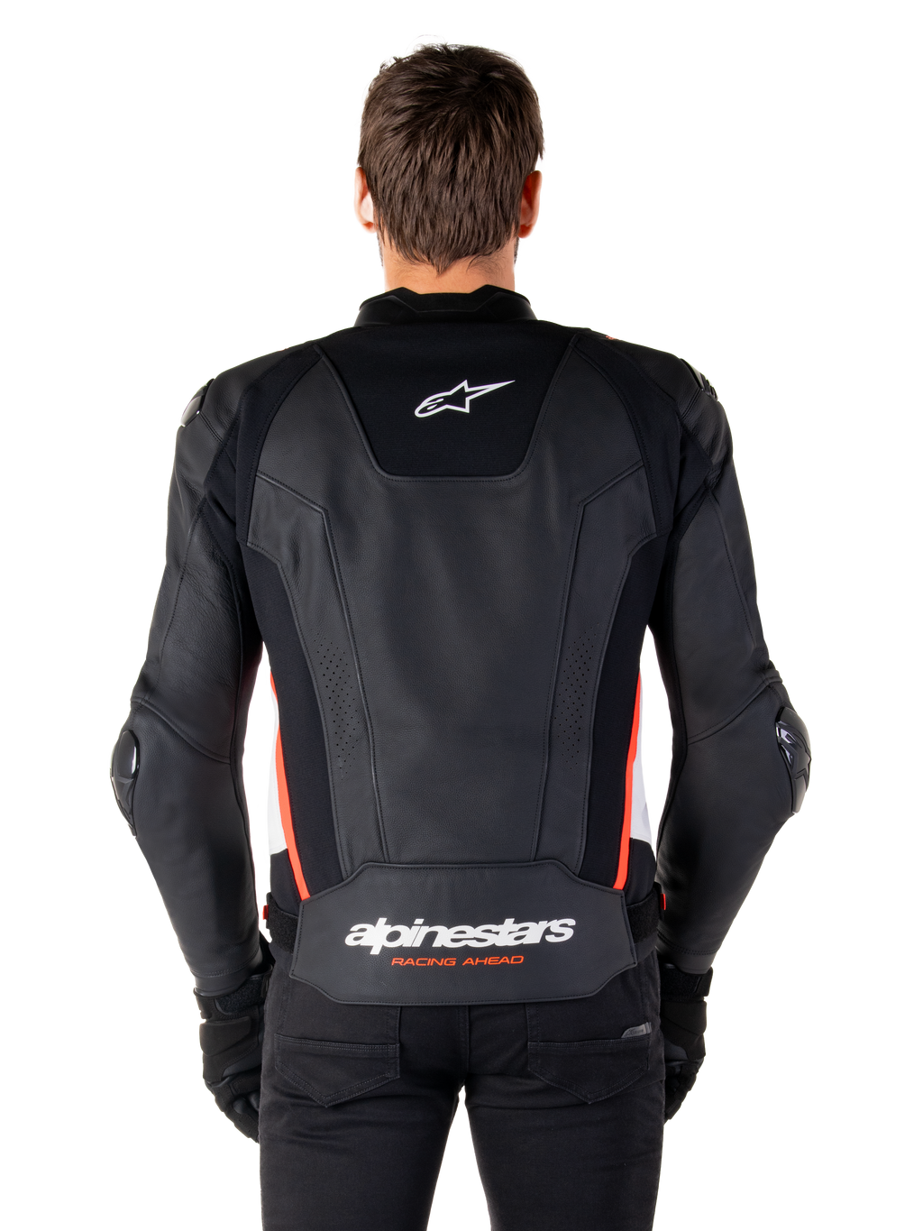 Chaqueta de cuero Alpinestars Missile V3, vista trasera, cuero negro premium con detalles en rojo flúor y blanco, con el logotipo de la estrella blanca en la parte superior de la espalda y la marca Alpinestars en la parte inferior de la espalda, usada con pantalones y guantes negros.