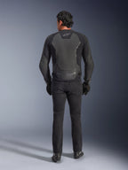 Chaqueta de cuero Alpinestars GP Force V2, negra, vista trasera, chaqueta de moto deportiva premium con construcción de cuero y textil, usada con vaqueros de moto negros y guantes, con paneles protectores en los hombros y detalles de la marca