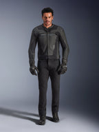 Chaqueta de cuero Alpinestars GP Force V2 en color negro, lucida por un piloto masculino con pantalones, guantes y botas de moto negros; construcción de cuero de estilo deportivo elegante con deslizadores en los hombros y protección integrada.