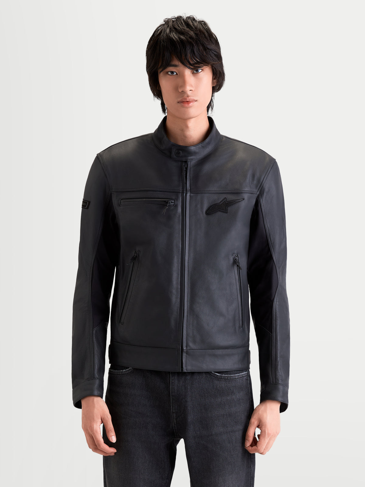 Alpinestars Maver X, chaqueta de moto de cuero para hombre, color negro, de estilo urbano contemporáneo con inserciones elásticas, vista frontal en modelo