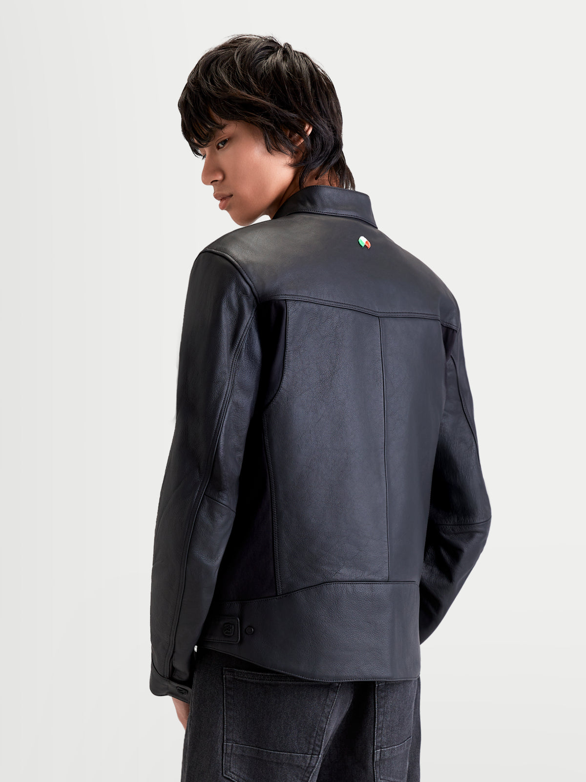Alpinestars Maver X Chaqueta de cuero, chaqueta de moto urbana contemporánea para hombre, negra, vista trasera en un modelo que muestra la construcción de cuero prémium y el cuello estilo motero