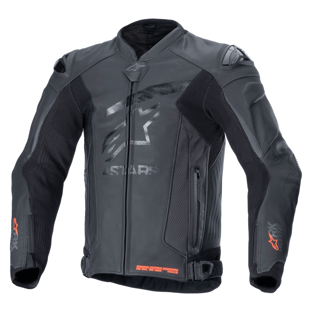 Alpinestars GP Plus R V4 Rideknit, chaqueta de cuero profesional para carreras de motos, negra, logotipo de estrella tonal en el pecho, detalles Rideknit rojos en los puños y el dobladillo inferior, paneles de ventilación perforados, deslizadores de hombro DFS, confección en cuero de primera calidad con tecnología RIDEKNIT integrada