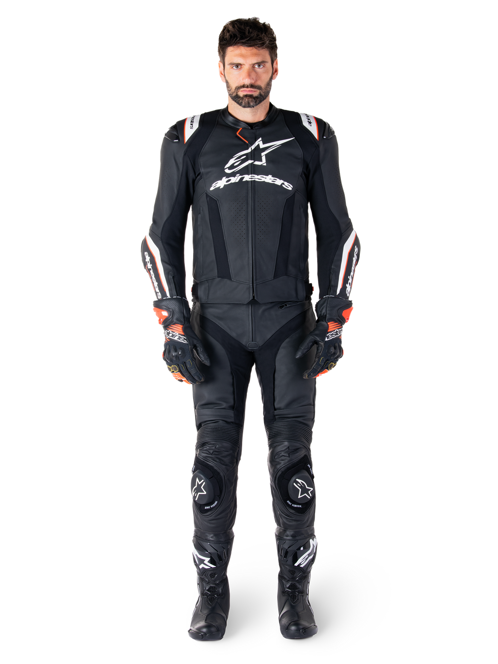Piloto masculino con la chaqueta de cuero Alpinestars Missile V3 Ignition en color negro, combinada con pantalones de cuero, guantes y botas a juego, con logotipos blancos de Alpinestars y detalles en rojo, diseñada para un rendimiento de competición profesional.