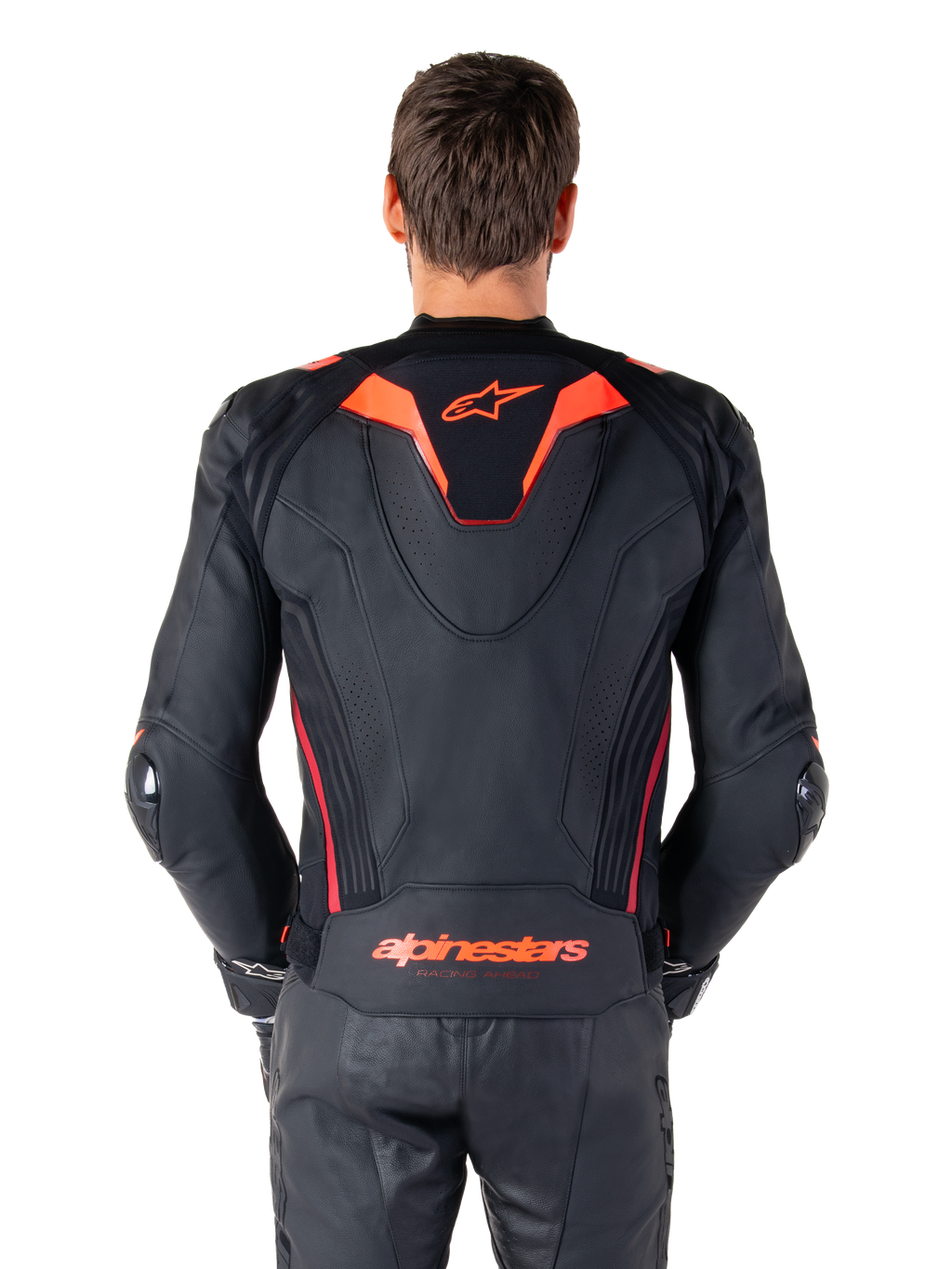 Chaqueta de cuero Alpinestars Missile V3 Ignition, vista trasera, negro con detalles en rojo flúor y rojo oscuro, con joroba aerodinámica deportiva, marca Alpinestars en la espalda, combinada con pantalones de montar de cuero negros a juego, equipamiento de alto rendimiento para carreras de motos