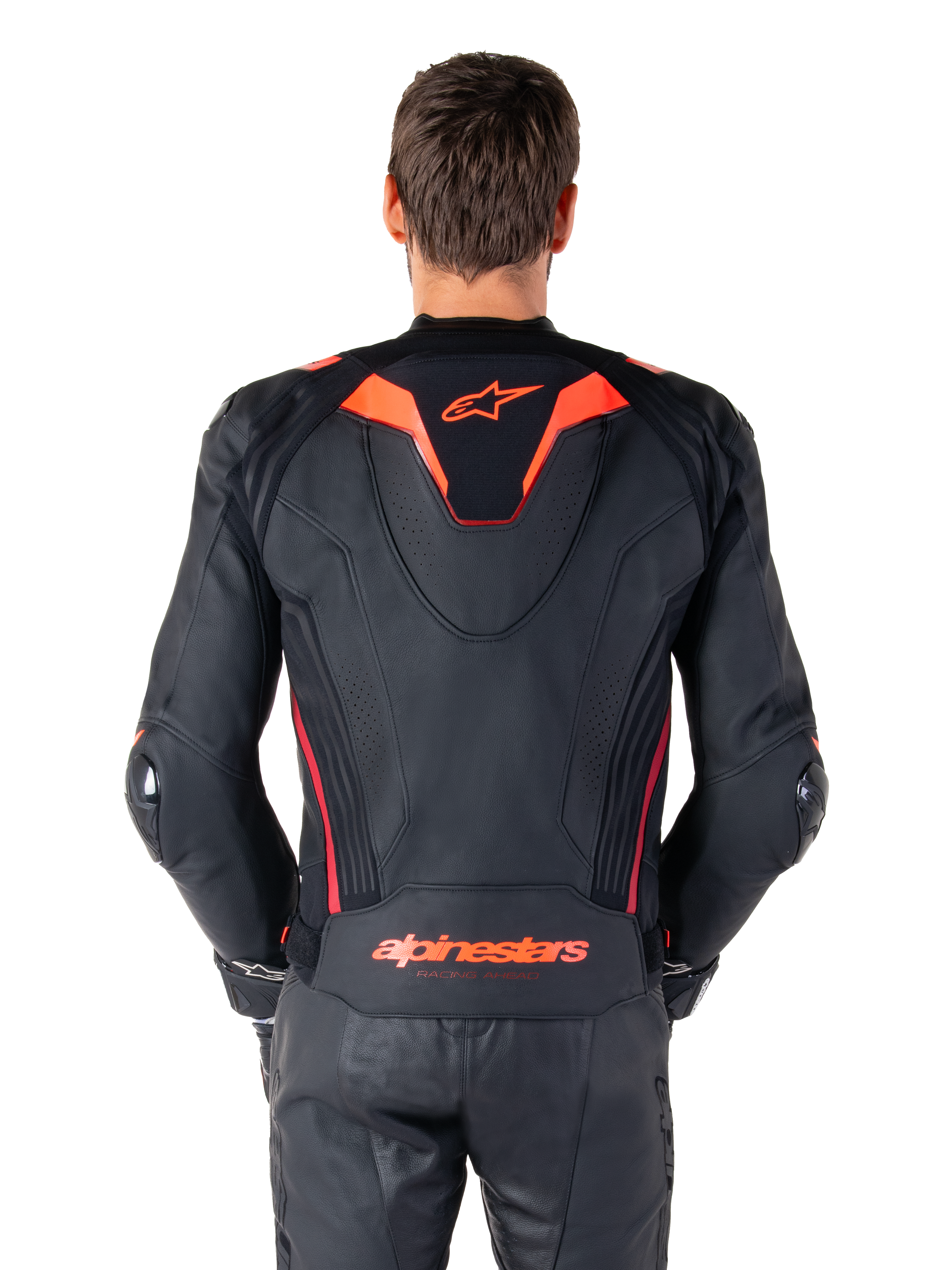 Chaqueta de cuero Alpinestars Missile V3 Ignition, vista trasera, negro con detalles en rojo flúor y rojo oscuro, con joroba aerodinámica deportiva, marca Alpinestars en la espalda, combinada con pantalones de montar de cuero negros a juego, equipamiento de alto rendimiento para carreras de motos