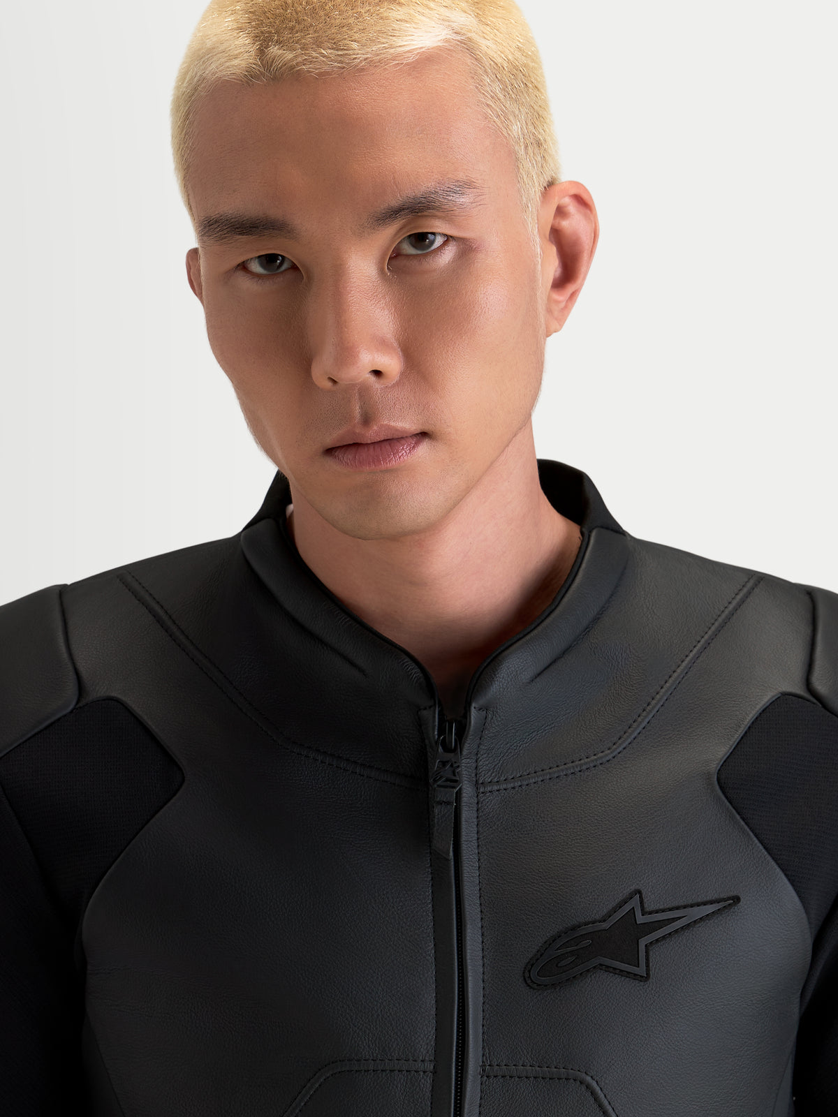 Alpinestars Caliber V 2 chaqueta de moto para hombre, chaqueta negra de cuero de plena flor, retrato de cerca que muestra el cuello ergonómico