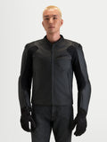Alpinestars Caliber V2, chaqueta de moto de cuero para hombre, negra, con protectores DFS en los hombros, construcción en piel vacuna y guantes negros a juego, lucida por un modelo