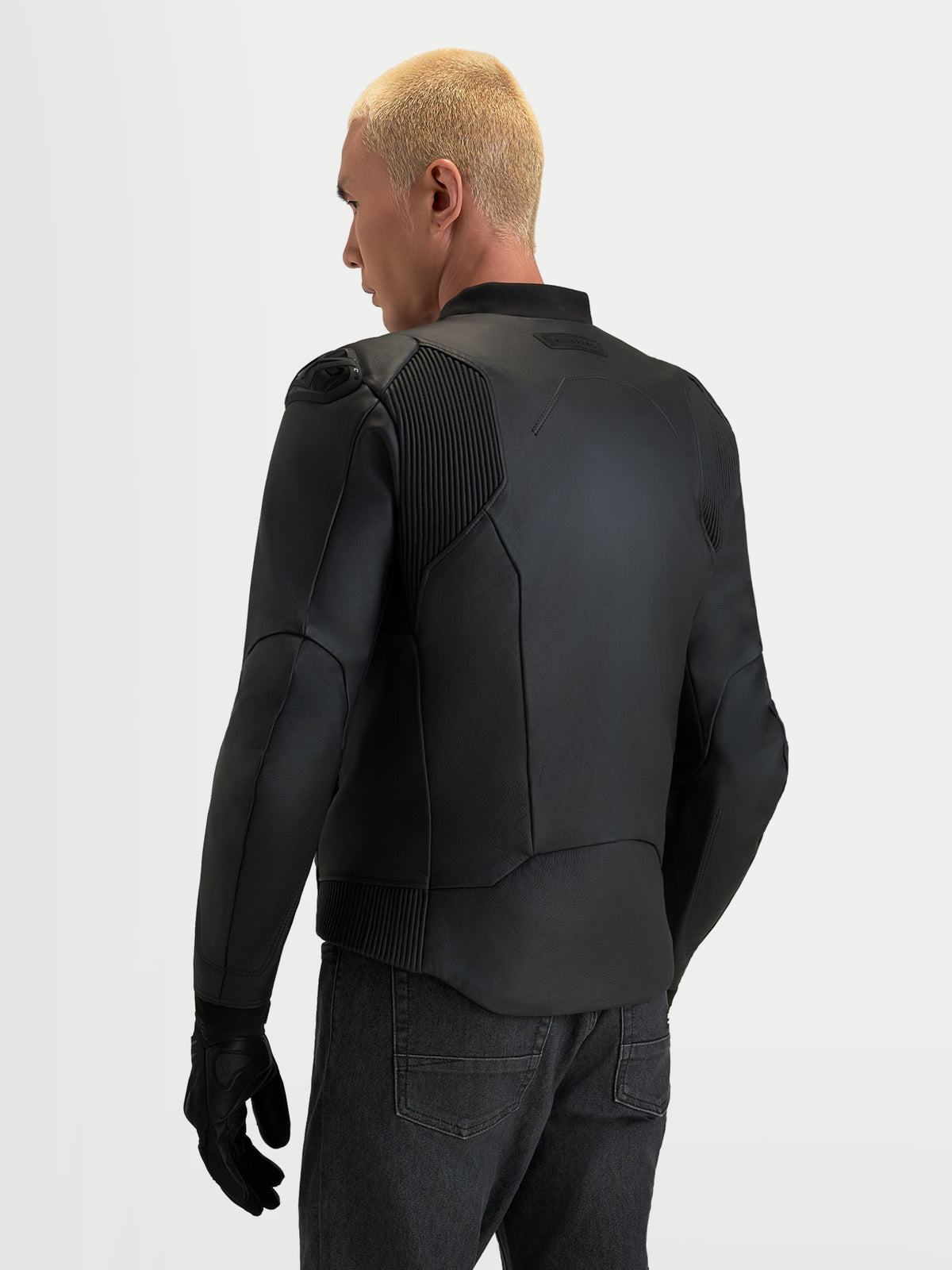 Alpinestars Caliber V 2, chaqueta de moto de cuero para hombre, negra, vista trasera que muestra los paneles de movilidad de acordeón y la protección de hombros DFS