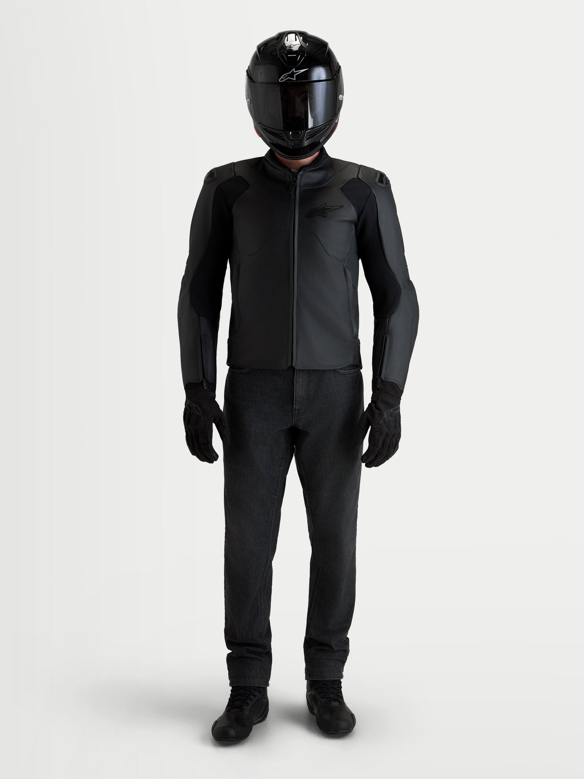 Alpinestars Caliber V2, chaqueta de moto de cuero para hombre, negra, con hombreras DFS de perfil bajo y corte deportivo, vista frontal en modelo