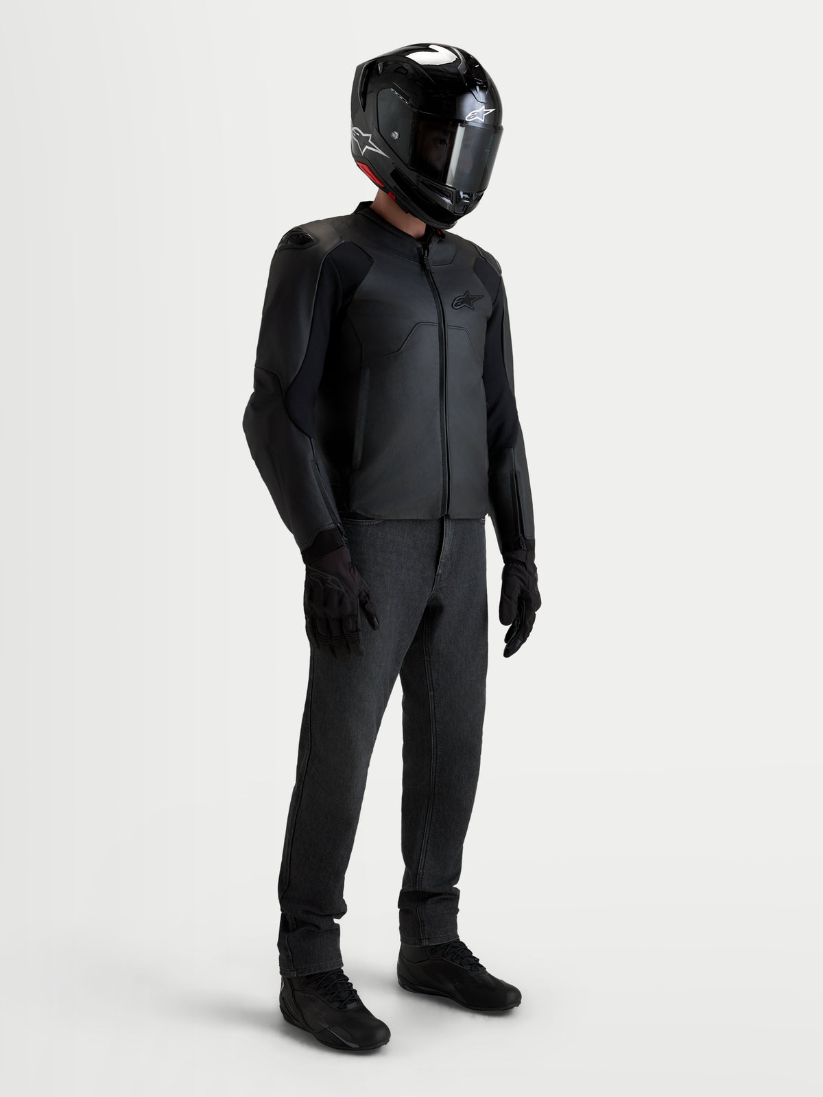 Alpinestars Caliber V2, chaqueta de moto de cuero para hombre, negra, con protección con certificación CE clase AA y ajuste deportivo para carretera, vestida por un piloto con casco, pantalones y botas a juego