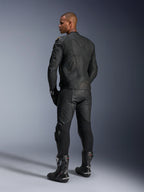Alpinestars Dusk Leather Jacket, chaqueta de moto, Black Laser, vista trasera de un modelo con equipamiento de carreras de cuero completo, construcción 3D de paneles múltiples con marca grabada con láser, cuero bovino de primera calidad para conducción deportiva y en carretera.