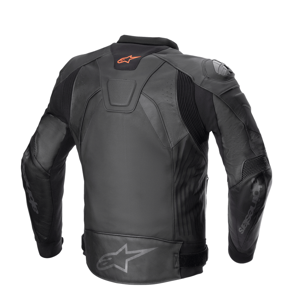 Chaqueta de cuero Alpinestars GP Plus V4, chaqueta de moto deportiva, Negro/Negro, vista trasera con logotipo Astar rojo en el cuello y logotipo Astar gris en la parte baja de la espalda, confeccionada en cuero bovino con paneles elásticos A-CS™ Plus