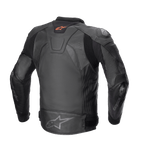 Chaqueta de cuero Alpinestars GP Plus V4, chaqueta de moto deportiva, Negro/Negro, vista trasera con logotipo Astar rojo en el cuello y logotipo Astar gris en la parte baja de la espalda, confeccionada en cuero bovino con paneles elásticos A-CS™ Plus