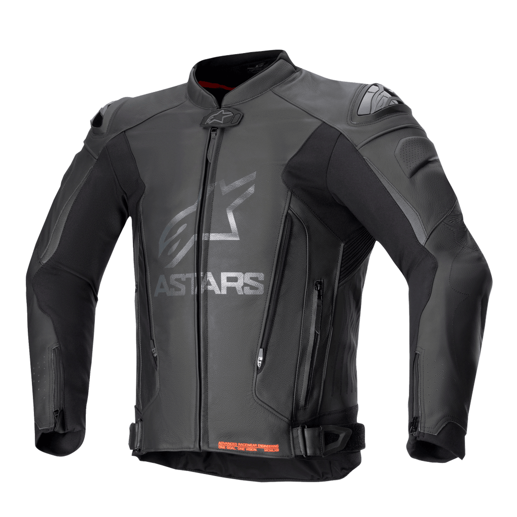 Chaqueta de cuero Alpinestars GP Plus V4, chaqueta negra de carreras para moto con logotipo ASTARS plateado en el pecho, cremallera frontal, deslizadores de hombro DFS externos, cremalleras de ventilación en el abdomen, correas de cintura ajustables, detalles rojos en el cuello interior, confección en cuero premium y tejido técnico elástico