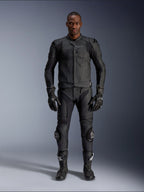 Chaqueta de cuero Alpinestars Dusk Airflow, negra, combinada con pantalones de moto, guantes y botas a juego, con piel perforada para un flujo de aire máximo, diseño ergonómico de múltiples paneles y protecciones internas, equipamiento profesional para conducción deportiva y en carretera