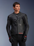 Alpinestars GP Plus R V4 Airflow, chaqueta de cuero para moto, negra, con construcción de cuero perforado, marca ASTARS destacada en el pecho y protección DFS en los hombros, usada con guantes negros y rojos