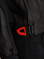 Primer plano de la chaqueta de cuero Alpinestars GP Plus R V4 Airflow, cuero negro perforado con una correa de ajuste de cintura de gancho y bucle en color rojo flúor vibrante, con un bolsillo lateral con cremallera y paneles texturizados ergonómicos.