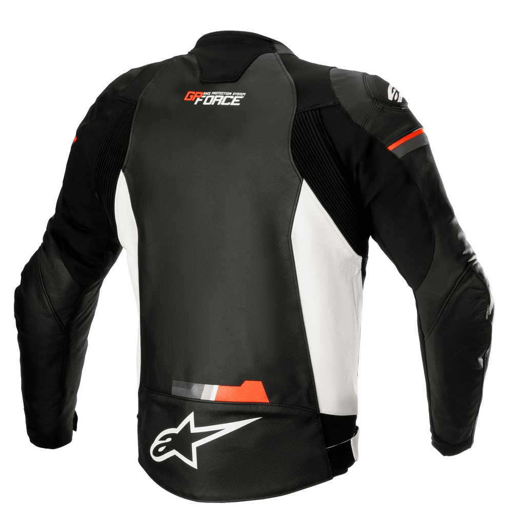 Chaqueta de cuero Alpinestars GP Force, chaqueta de cuero para moto, negro, blanco y rojo flúor, vista trasera con paneles laterales blancos y detalles en rojo fluorescente, logotipos de GP Force y Alpinestars, diseño deportivo de cuero con paneles elásticos de acordeón