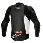 Chaqueta de cuero Alpinestars GP Force, chaqueta de cuero para moto, negro, blanco y rojo flúor, vista trasera con paneles laterales blancos y detalles en rojo fluorescente, logotipos de GP Force y Alpinestars, diseño deportivo de cuero con paneles elásticos de acordeón