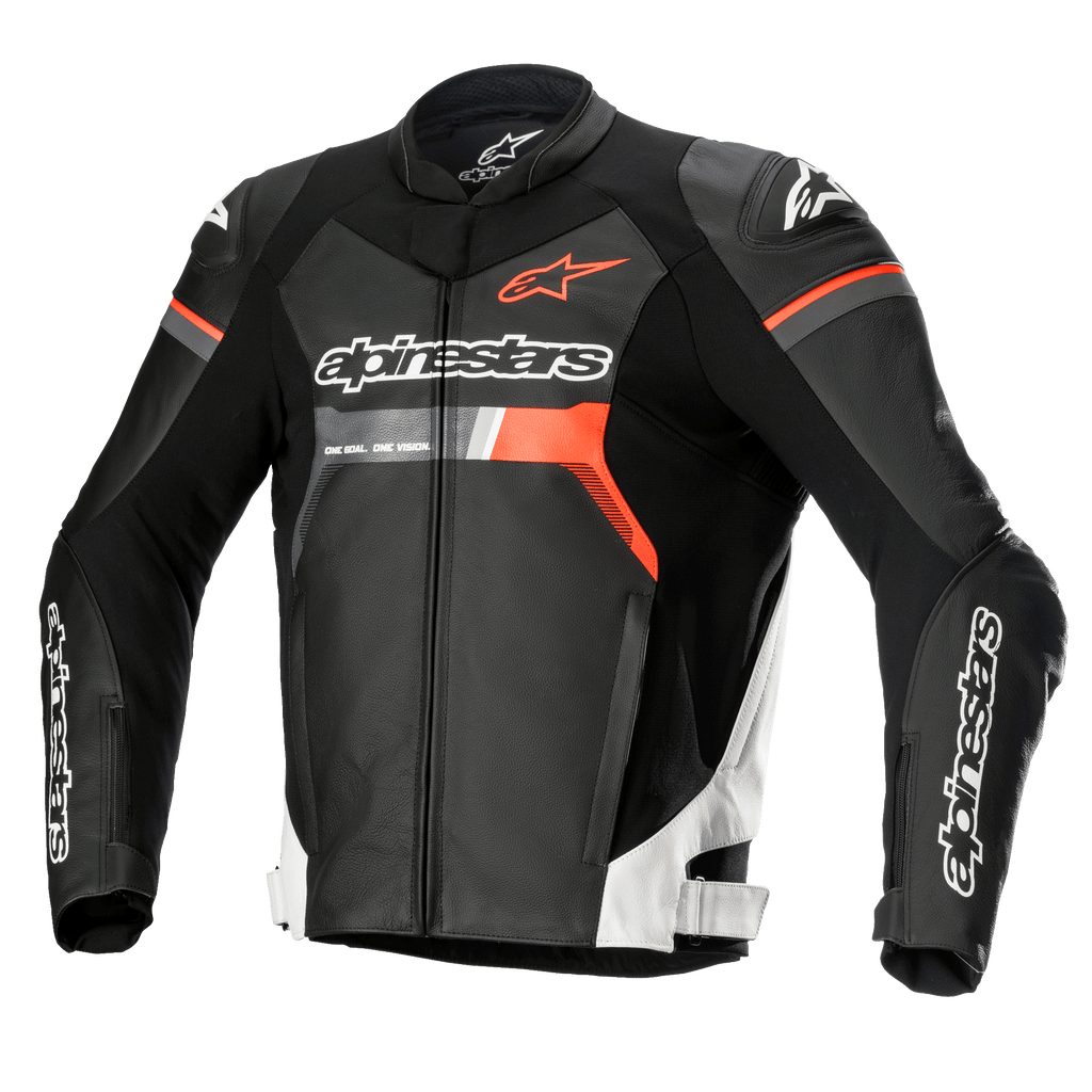 Alpinestars GP Force Leather Jacket, chaqueta de motociclismo para carreras, negra con detalles en blanco y rojo flúor, con logotipos destacados de Alpinestars en el pecho y las mangas, construcción en cuero bovino de primera calidad con protectores de hombros DFS Lite, silueta aerodinámica estilizada