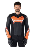 Chaqueta de cuero Alpinestars Faster V3, chaqueta deportiva para moto, negro y rojo flúor, vestida por un modelo masculino con guantes y pantalones de motorista negros, con logotipos llamativos de Alpinestars en el pecho y los antebrazos, construcción en cuero de primera calidad para conducción en carretera.